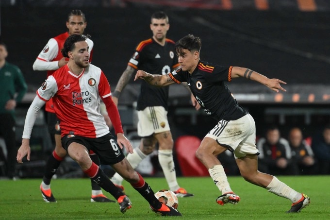 Tiền đạo Roma Dybala đi bóng trong trận lượt đi vòng play-off Europa League trên sân De Kuip của Feyenoord ngày 15/2. Ảnh: asroma.it