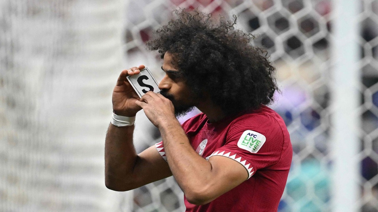 Lý giải màn ‘ảo thuật’ của Akram Afif ở trận chung kết Asian Cup 2023- Ảnh 1. Lý giải màn ‘ảo thuật’ của Akram Afif ở trận chung kết Asian Cup 2023- Ảnh 1.