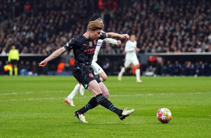 De Bruyne sút chéo góc mở tỷ số, trong trận Man City thắng Copenhagen trên sân Parken, Đan Mạch hôm 13/2. Ảnh: Reuters