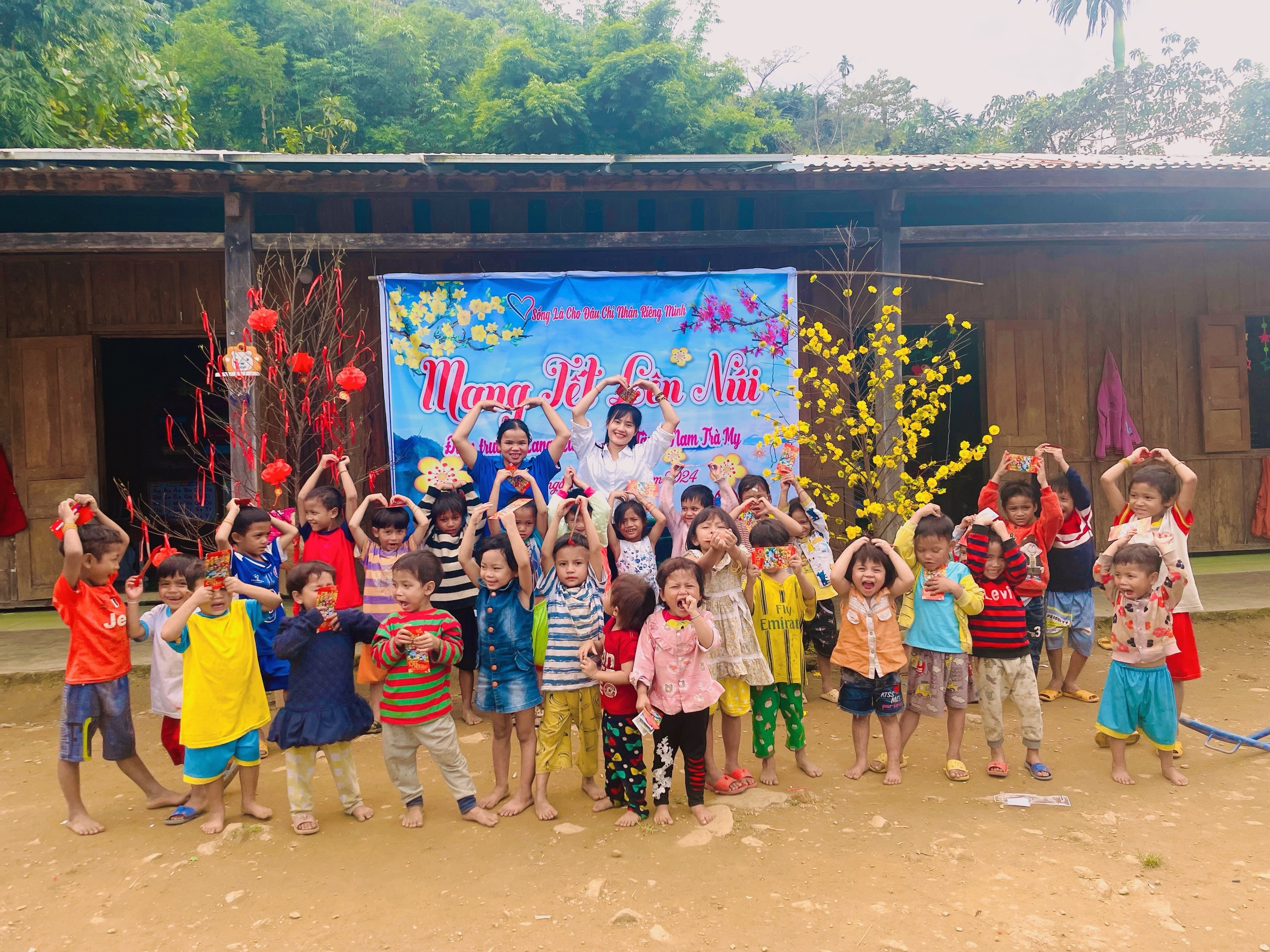 Tết sớm đến với học trò điểm trường Lang Lương Tết sớm đến với học trò điểm trường Lang Lương