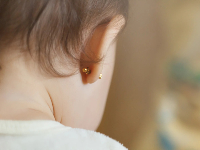 Mẹ chồng nằng nặc bắt 'xỏ khuyên tai' cho cháu nội mới vài ngày tuổi, con dâu quyết từ chối và cái kết được dân mạng ủng hộ nhiệt liệt - Ảnh 1. Mẹ chồng nằng nặc bắt 'xỏ khuyên tai' cho cháu nội mới vài ngày tuổi, con dâu quyết từ chối và cái kết được dân mạng ủng hộ nhiệt liệt - Ảnh 1.