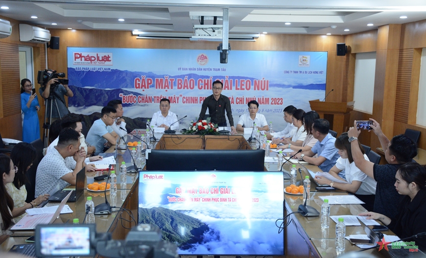 Mỗi nhà báo là một đại sứ du lịch trong giải leo núi “Bước chân trên mây” - Ảnh 1. Mỗi nhà báo là một đại sứ du lịch trong giải leo núi “Bước chân trên mây” - Ảnh 1.