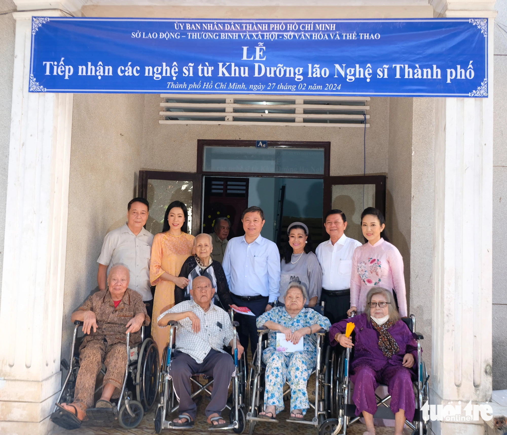 Ông Dương Anh Đức (hàng đứng, thứ 3 từ trái qua) cùng lãnh đạo Sở Văn hóa và Thể thao TP.HCM, Sở Lao động - Thương binh và Xã hội TP, Hội Sân khấu TP cùng NSND Kim Cương vui cùng niềm vui Ông Dương Anh Đức (hàng đứng, thứ 3 từ trái qua) cùng lãnh đạo Sở Văn hóa và Thể thao TP.HCM, Sở Lao động - Thương binh và Xã hội TP, Hội Sân khấu TP cùng nghệ sĩ Kim Cương vui cùng niềm vui "nhà mới" của các nghệ sĩ lão thành - Ảnh: LINH ĐOAN