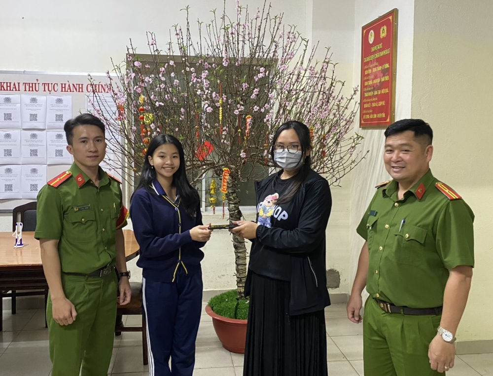 Một học sinh Đà Lạt trả lại điện thoại trị giá 18 triệu đồng cho người mất- Ảnh 1. Một học sinh Đà Lạt trả lại điện thoại trị giá 18 triệu đồng cho người mất- Ảnh 1.