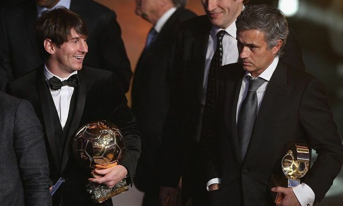 Messi (trái) và Mourinho trong lễ trao giải Quả Bóng Vàng năm 2010. Ảnh: Sky Sports