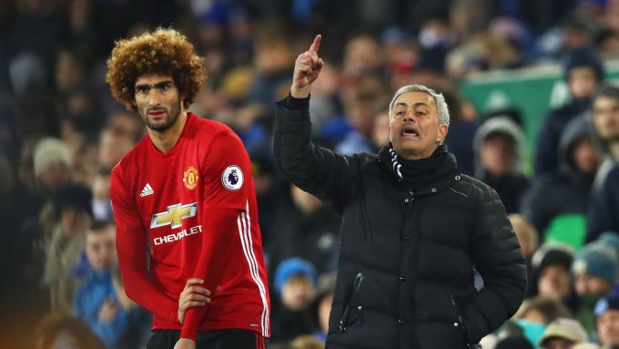 HLV Jose Mourinho và tiền vệ Marouane Fellaini thời còn ở Man Utd giai đoạn 2016-2018. Ảnh: IGNV