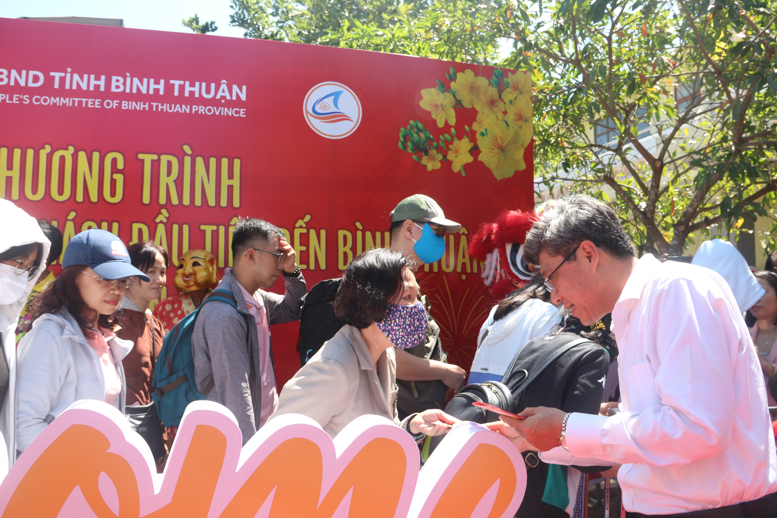 Mùng 1 Tết, du khách quốc tế đi tàu bắt ngờ được nhận lì xì- Ảnh 1. Mùng 1 Tết, du khách quốc tế đi tàu bắt ngờ được nhận lì xì- Ảnh 1.