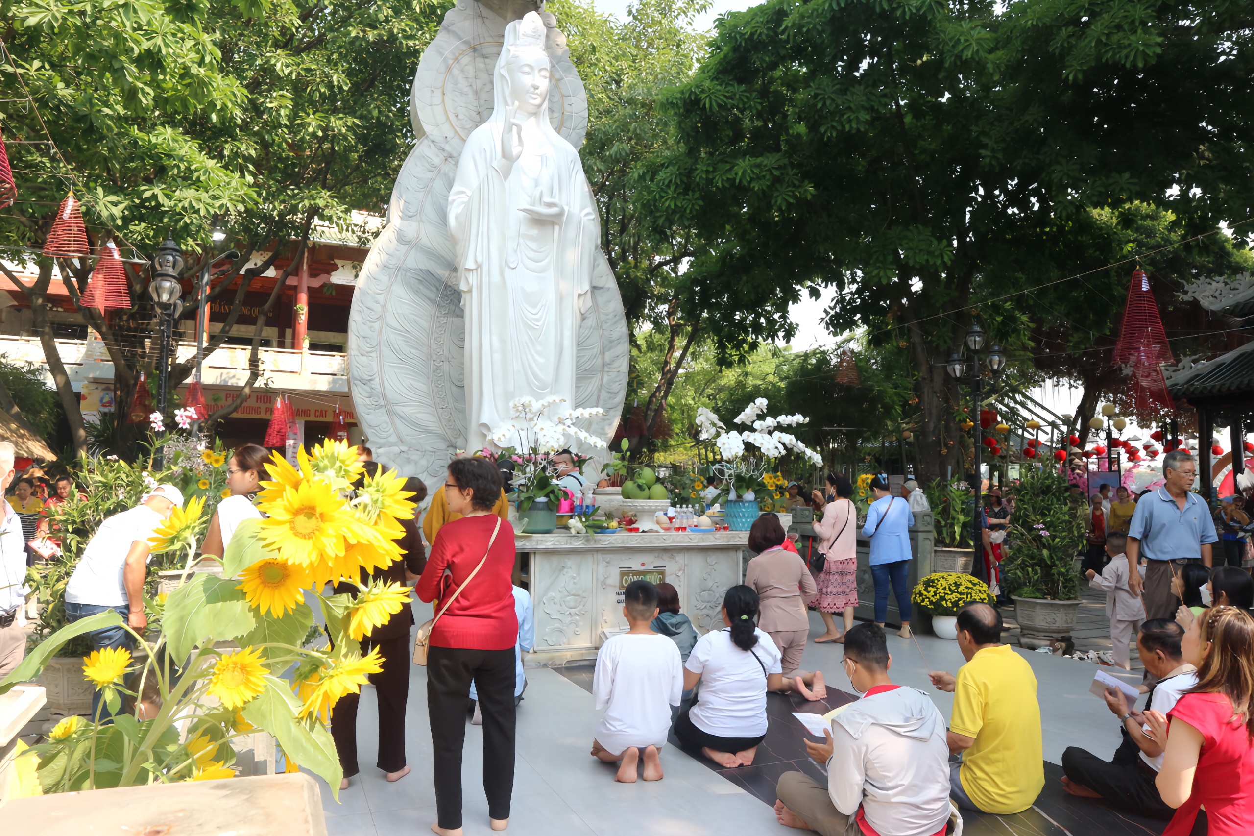 Mùng 1 Tết Nguyên đán người dân TP.HCM nô nức đi lễ chùa- Ảnh 1. Mùng 1 Tết Nguyên đán người dân TP.HCM nô nức đi lễ chùa- Ảnh 1.