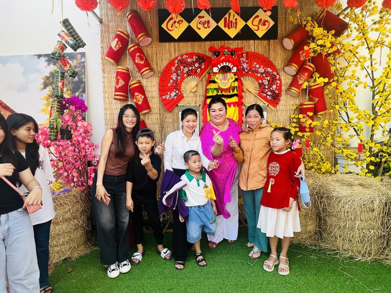 Mùng 2 Tết, diễn viên Tuyền mập tặng hàng ngàn vé cáp treo viếng Bà Chúa Xứ núi Sam- Ảnh 1. C:\Users\PhuocMai\Desktop\bài Cáp treo Tết\mùng 2. tuyền mập\cdcd065050ebfab5a3fa6.jpg