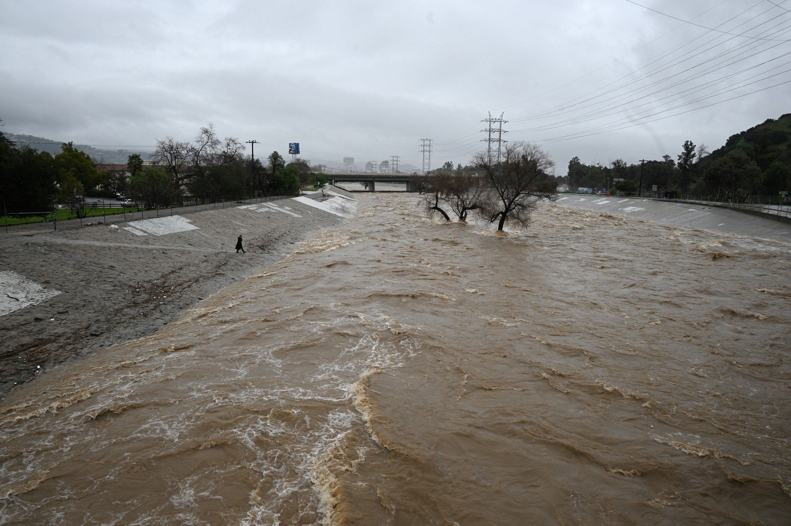 Mỹ cảnh báo tình huống thời tiết 'cực kỳ nguy hiểm' tại Los Angeles- Ảnh 1. Mỹ cảnh báo tình huống thời tiết 'cực kỳ nguy hiểm' tại Los Angeles- Ảnh 1.