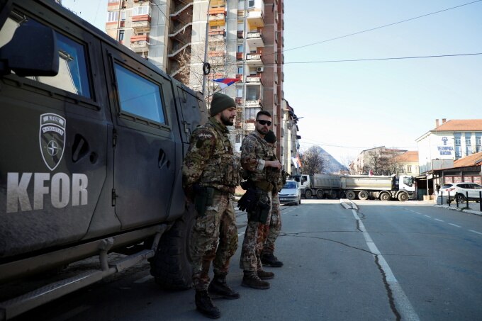 Binh sĩ thuộc lực lượng gìn giữ hòa bình NATO tại Kosovo (KFOR) tại thị trấn Mitrovica, miền bắc Kosovo ngày 29/12/2022. Ảnh: Reuters
