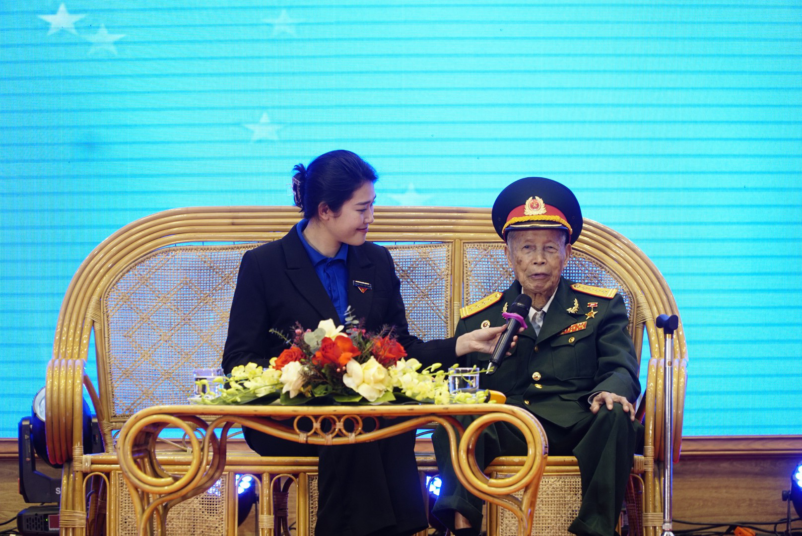 Năm 2024, Hà Nội có 3.700 công dân lên đường nhập ngũ- Ảnh 1. Anh hùng Lực lượng vũ trang nhân dân La Văn Cầu truyền lửa cho thế hệ trẻ về những năm tháng chiến đấu hào hùng - Ảnh: NGUYỄN HIỀN