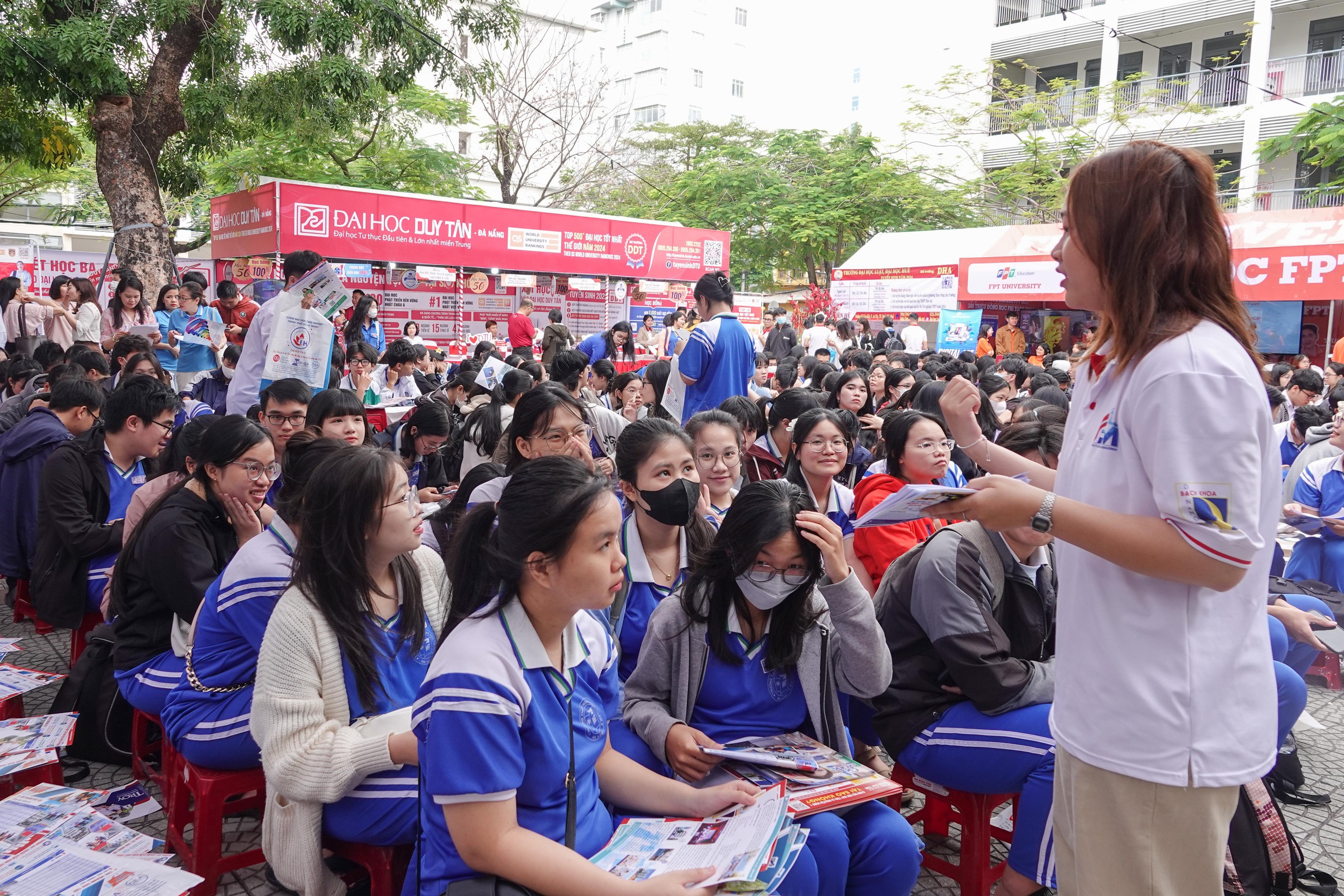 Náo nhiệt gian hàng tư vấn mùa thi Đà Nẵng, học sinh hào hứng được 'truyền lửa'- Ảnh 1. Náo nhiệt gian hàng tư vấn mùa thi Đà Nẵng, học sinh hào hứng được 'truyền lửa'- Ảnh 1.