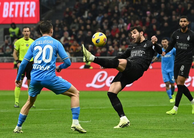 Hậu vệ Milan Theo Hernandez phá bóng trong trận thắng Napoli 1-0 ở vòng 24 Serie A trên sân San Siro ngày 11/2/2024. Ảnh: AFP