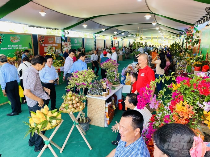 anh-1-151404_192-151404.jpg Qua 3 ngày tổ chức, Ngày hội Nông sản huyện Lai Vung 2024 đã thu hút trên 25 ngàn lượt khách đến tham quan và thưởng thức các món ăn đặc sản của địa phương. Ảnh: Lê Hoàng Vũ.