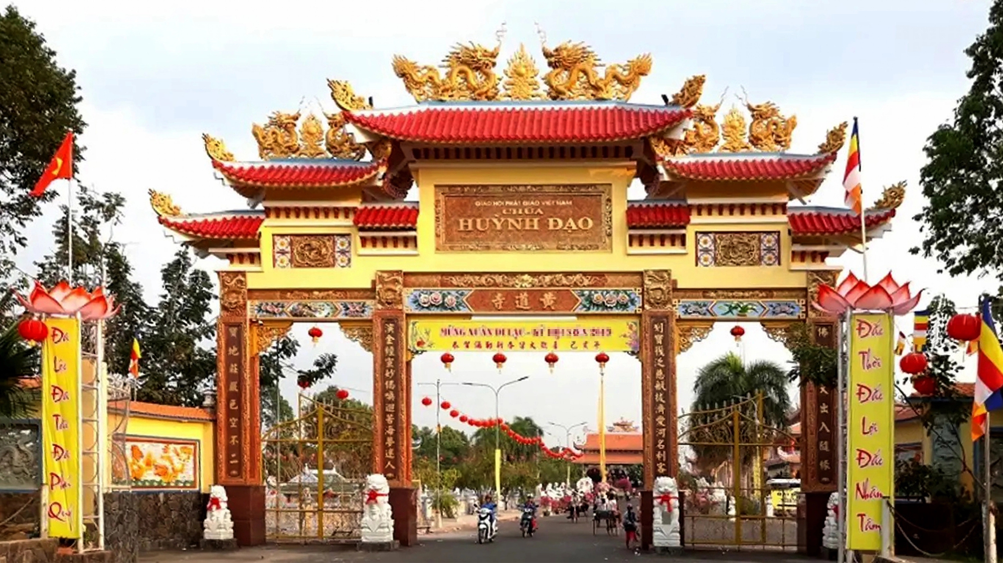 Ngôi chùa có “9 con rồng uốn lượn trên mặt nước” ở Châu Đốc - Ảnh 1. Ngôi chùa có “9 con rồng uốn lượn trên mặt nước” ở Châu Đốc - Ảnh 1.
