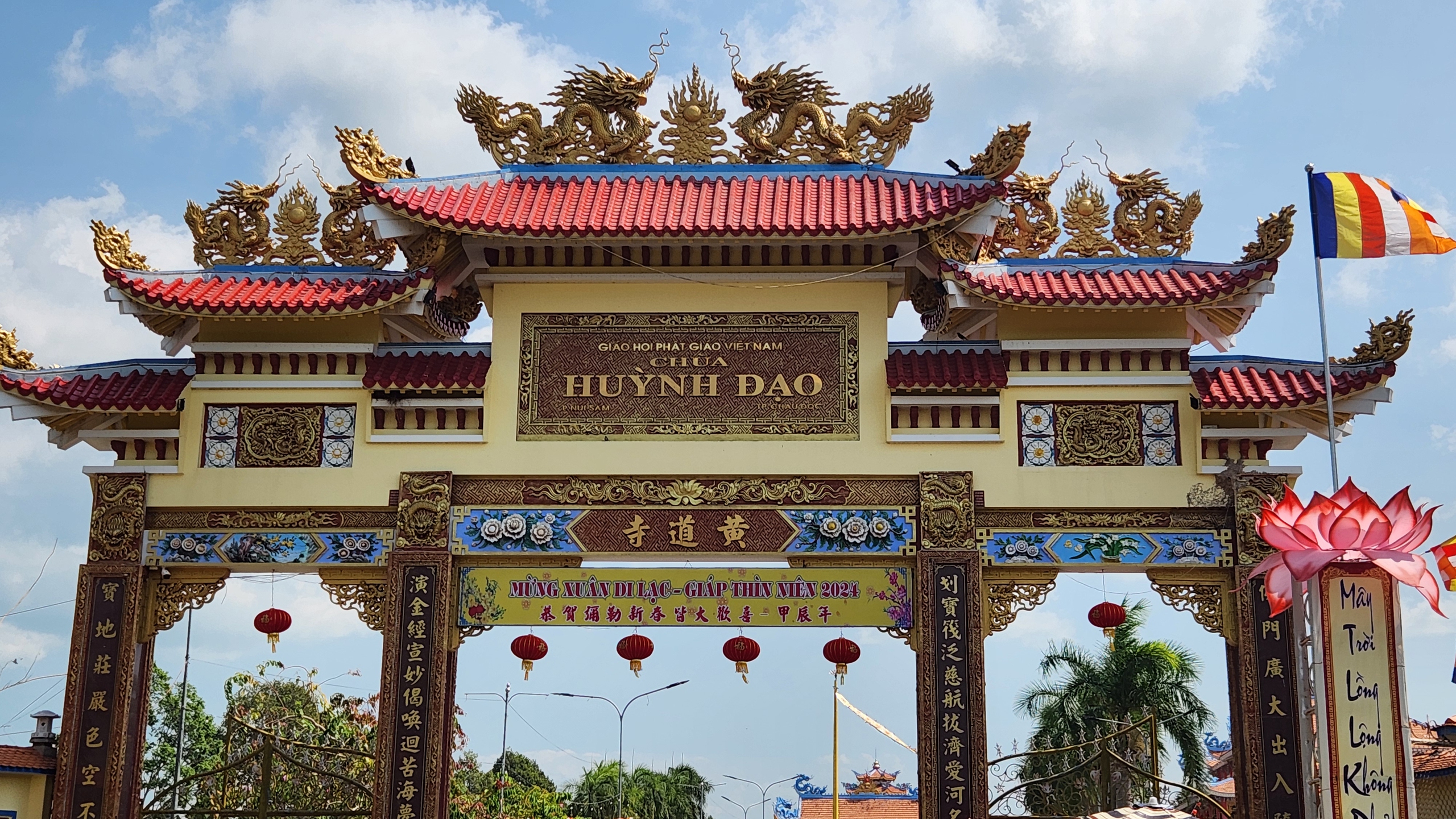 Ngôi chùa có “9 con rồng uốn lượn trên mặt nước” ở Châu Đốc - Ảnh 2. Ngôi chùa có “9 con rồng uốn lượn trên mặt nước” ở Châu Đốc - Ảnh 2.