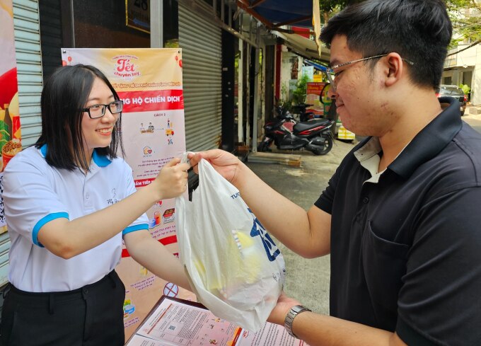 Người dân mang bánh kẹo đến điểm quyên góp ở quận Tân Phú, TP HCM, tháng 1/2024. Ảnh Nhân vật cung cấp