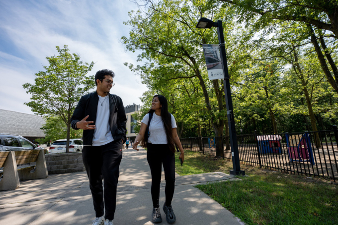 Sinh viên trong khuôn viên Đại học Toronto, Canada. Ảnh: University of Toronto