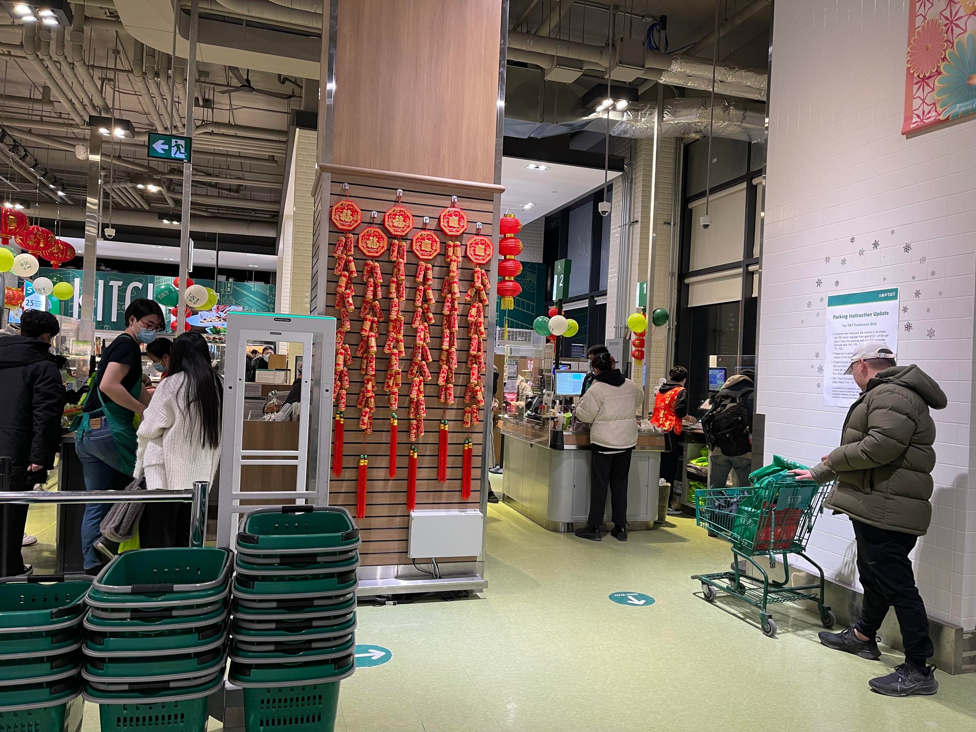Người Việt ở nước ngoài gói ghém Tết xa - Ảnh 1. Người Việt ở nước ngoài gói ghém Tết xa - Ảnh 1.