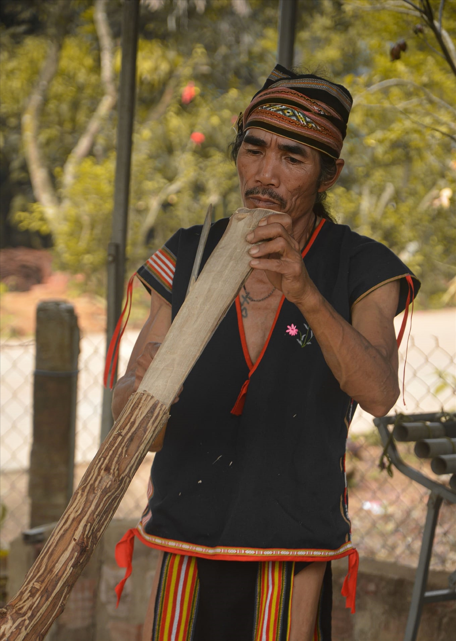 Nghệ nhân A Thui luôn đau đáu với việc gìn giữ văn hóa người Rơ Ngao ở làng mình. Nghệ nhân A Thuih luôn đau đáu với việc gìn giữ văn hóa người Rơ Ngao ở làng mình.