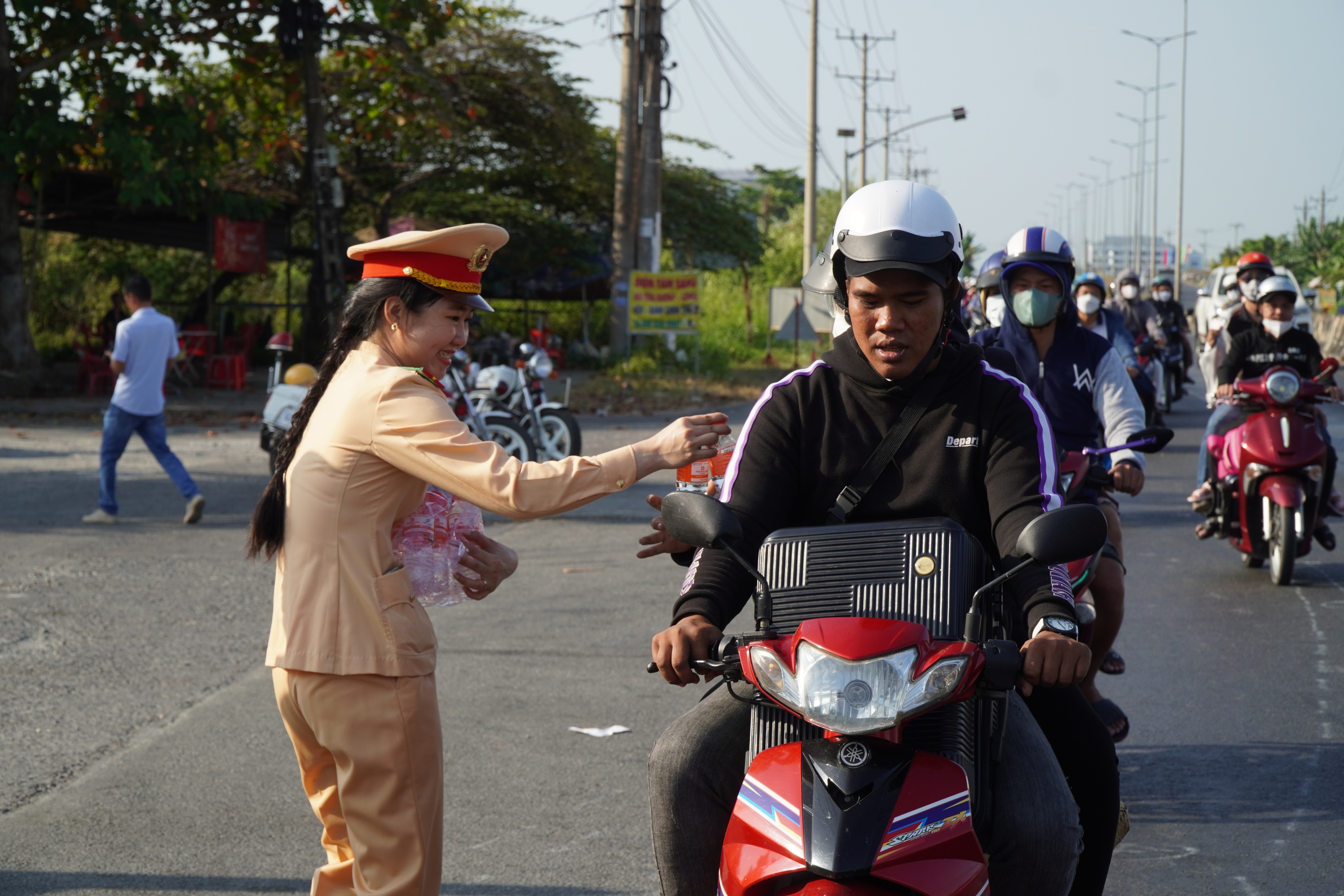 Người dân bất ngờ vì chốt kiểm soát giao thông thành điểm phát nước suối và sữa- Ảnh 1. Người dân bất ngờ vì chốt kiểm soát giao thông thành điểm phát nước suối và sữa- Ảnh 1.