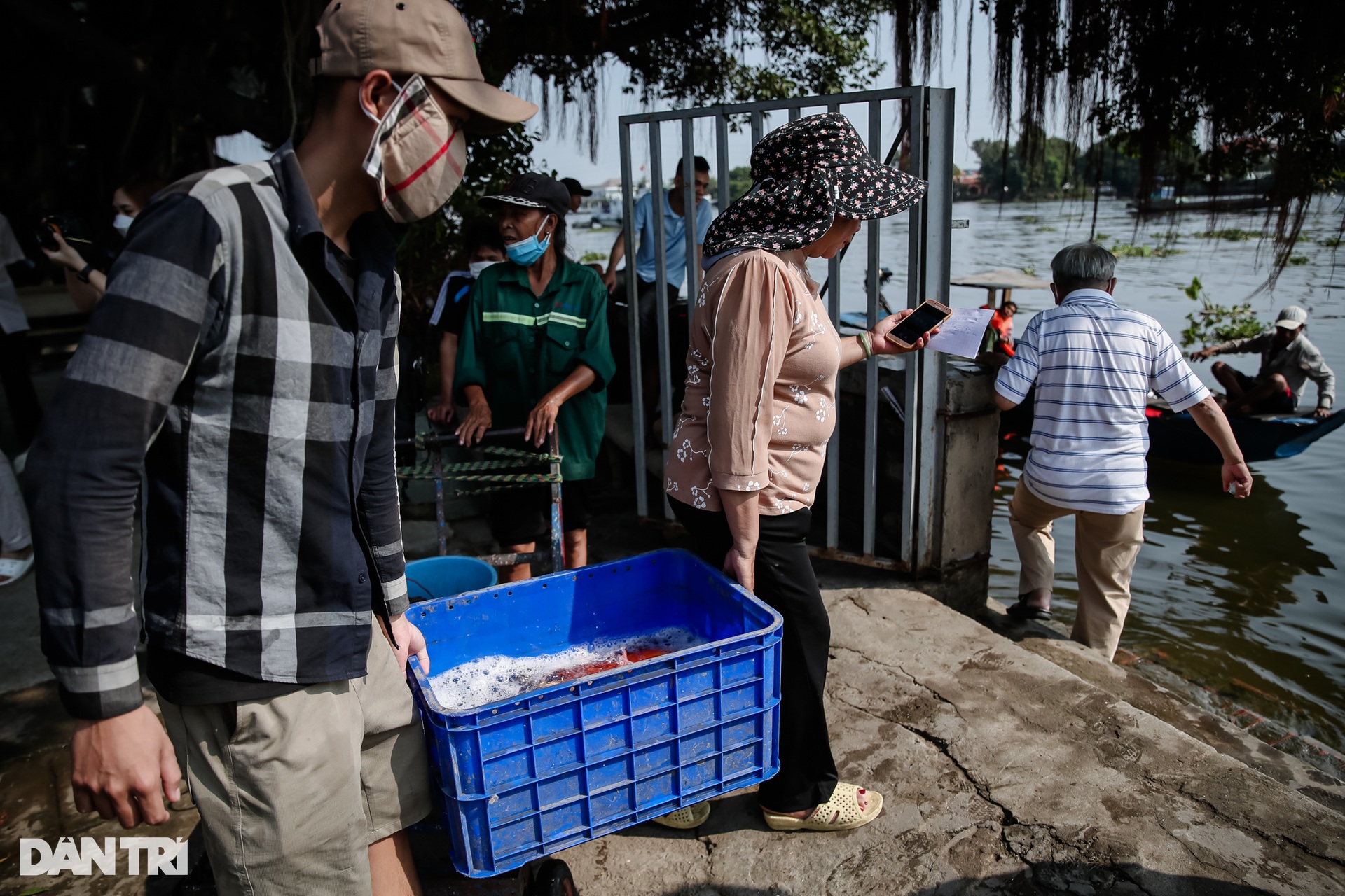 Người dân phấn khởi thả cá, không lo phương tiện của ông Táo bị vợt bắt - 1 Người dân phấn khởi thả cá, không lo phương tiện của ông Táo bị vợt bắt - 1
