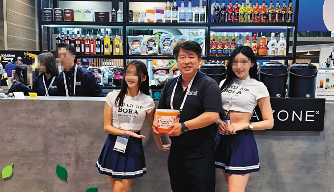 Người mẫu bị tỷ phú kiện vì nhận tiền nhưng không chịu 'gần gũi' - Ảnh 1. Người mẫu bị tỷ phú kiện vì nhận tiền nhưng không chịu 'gần gũi' - Ảnh 1.