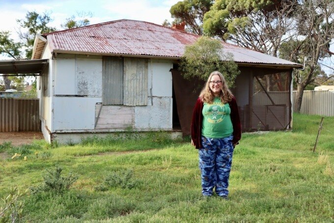 Alys trước căn nhà ở Norseman, thị trấn miền tây Australia. Ảnh: ABC