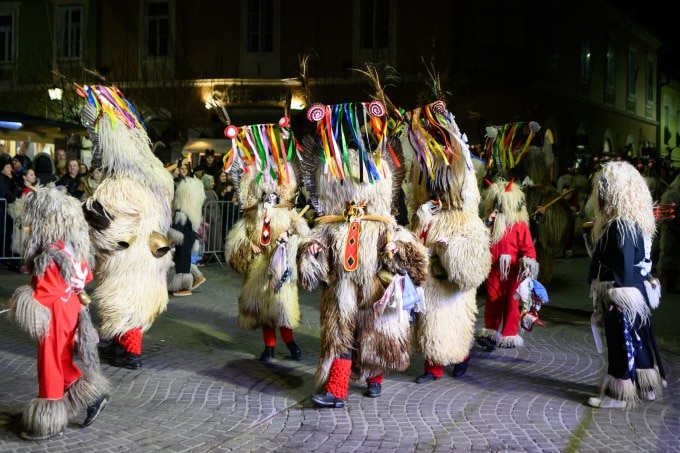 Người tham gia hóa trang trong lễ hội Kurent ở thành phố Ptuj, Slovenia ngày 7/2. Ảnh: AFP