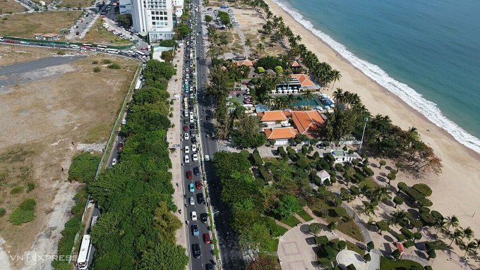 Ùn ứ trên đường Trần Phú lúc 10h sáng 14/2. Ảnh: Nhân Bùi