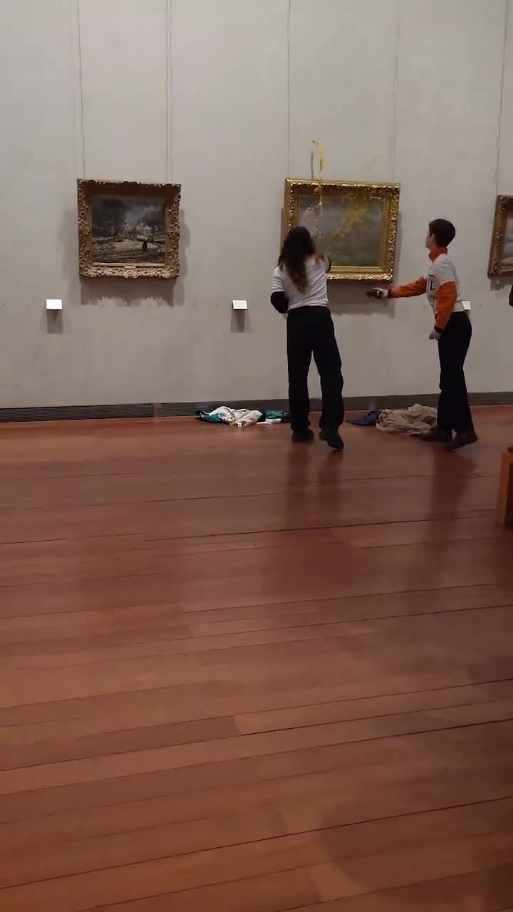 Nhà hoạt động hất súp lên tranh của danh họa Monet