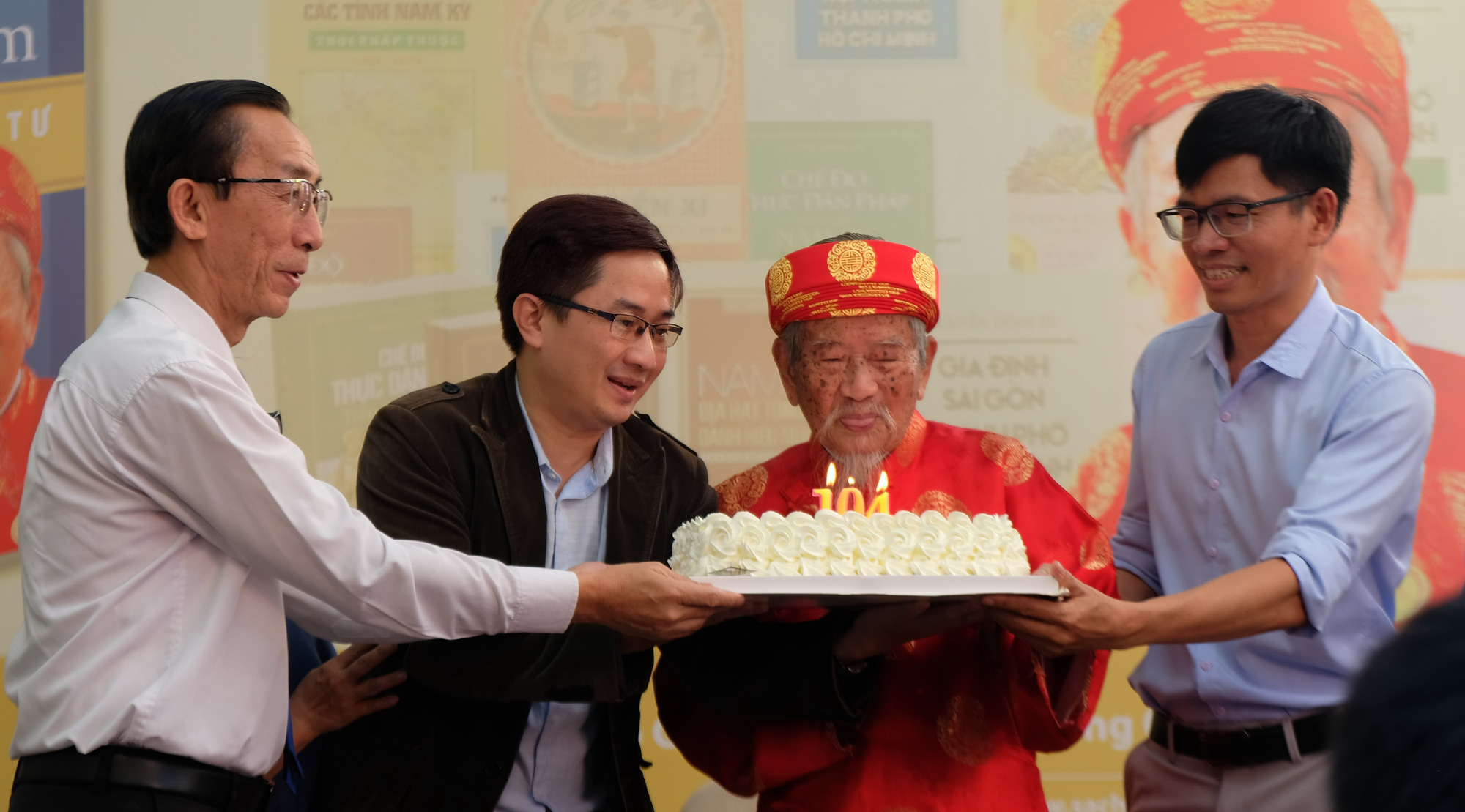Nhà nghiên cứu Nguyễn Đình Tư viết tự truyện cho hậu thế- Ảnh 1. Cùng mừng thọ 104 tuổi nhà nghiên cứu Nguyễn Đình Tư - Ảnh: L.ĐOAN