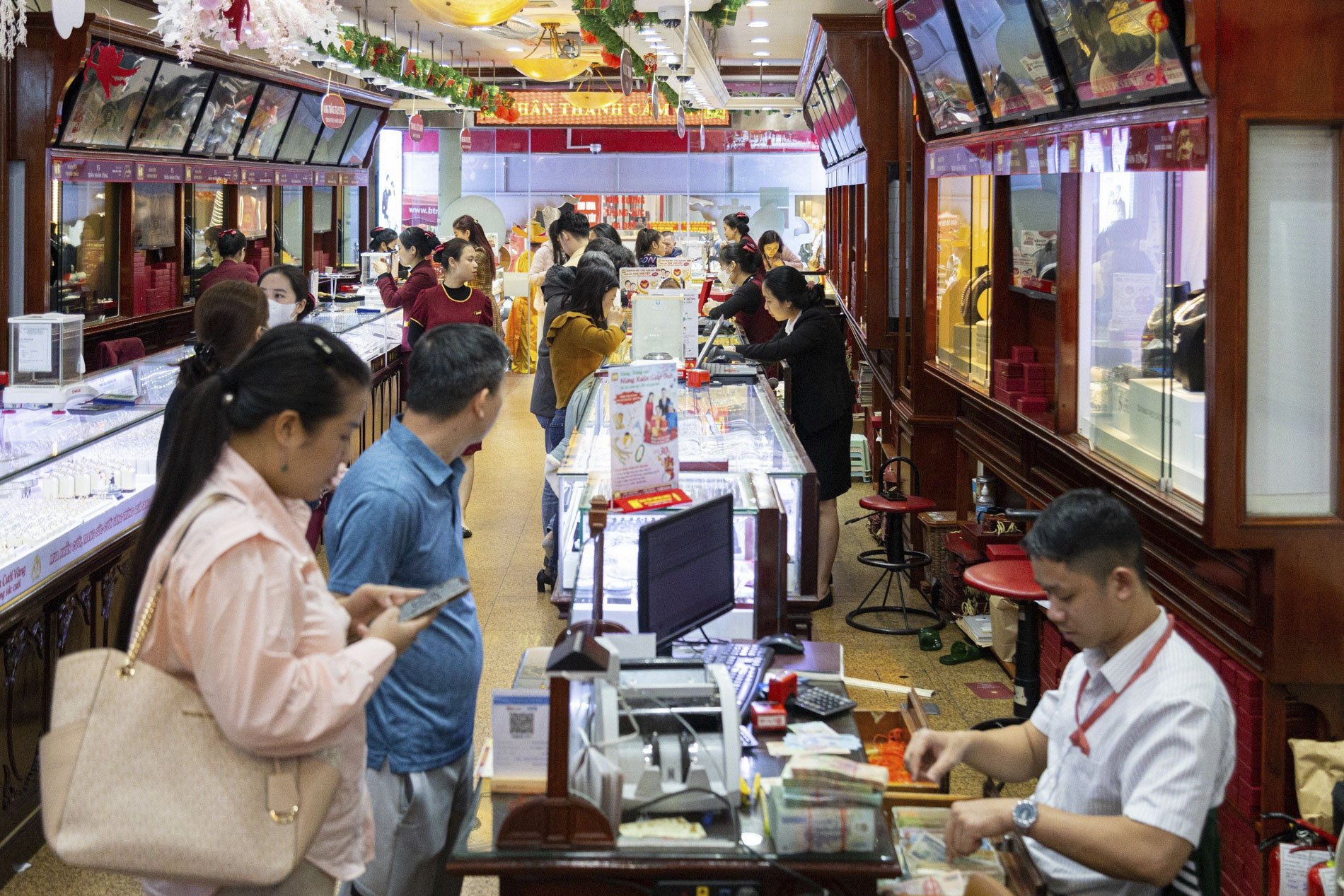 Nhân viên “bán vàng không kịp nghỉ tay” vì người dân xếp hàng mua đông nghịt trước ngày Vía Thần Tài
- Ảnh 1. Nhân viên “bán vàng không kịp nghỉ tay” vì người dân xếp hàng mua đông nghịt trước ngày Vía Thần Tài
- Ảnh 1.