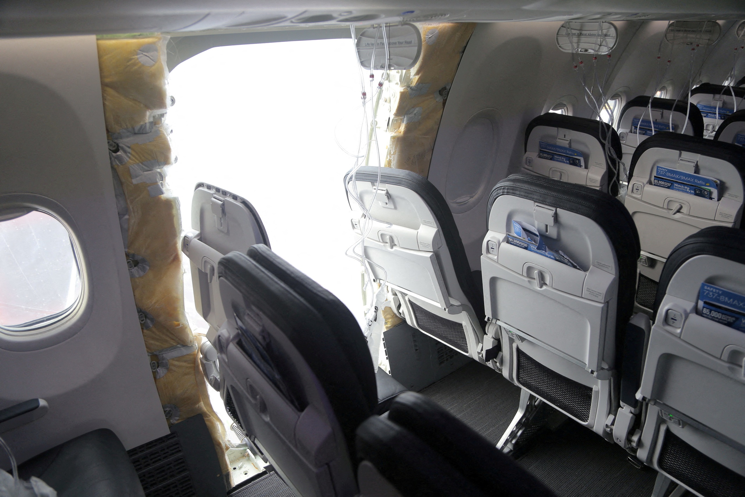 Nhân viên quên gắn bu lông, máy bay Boeing 737 MAX 9 bung cửa phụ giữa trời- Ảnh 1. Nhân viên quên gắn bu lông, máy bay Boeing 737 MAX 9 bung cửa phụ giữa trời- Ảnh 1.