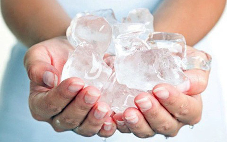 Nhiều lý do để cân nhắc việc gọi nước kèm đá lạnh trên máy bay- Ảnh 3. Có nên rửa mặt bằng nước đá lạnh mỗi sáng?