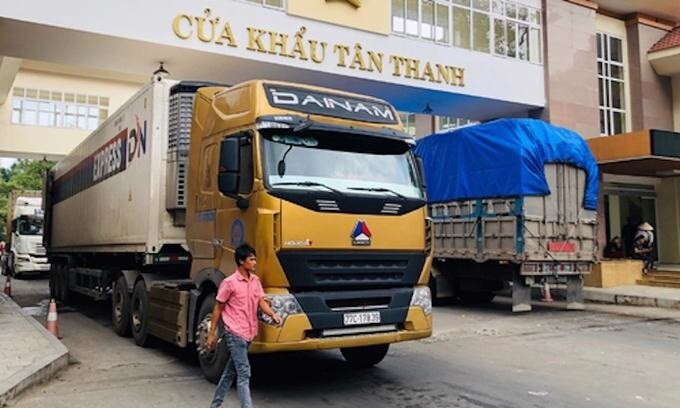 Những chuyến xe xuất nhập khẩu chạy đua thông quan hàng hóa nhanh chóng ngày 30 Tết tại cửa khẩu Tân Thanh, tỉnh Lạng Sơn. (Nguồn: vneconomy.vn)