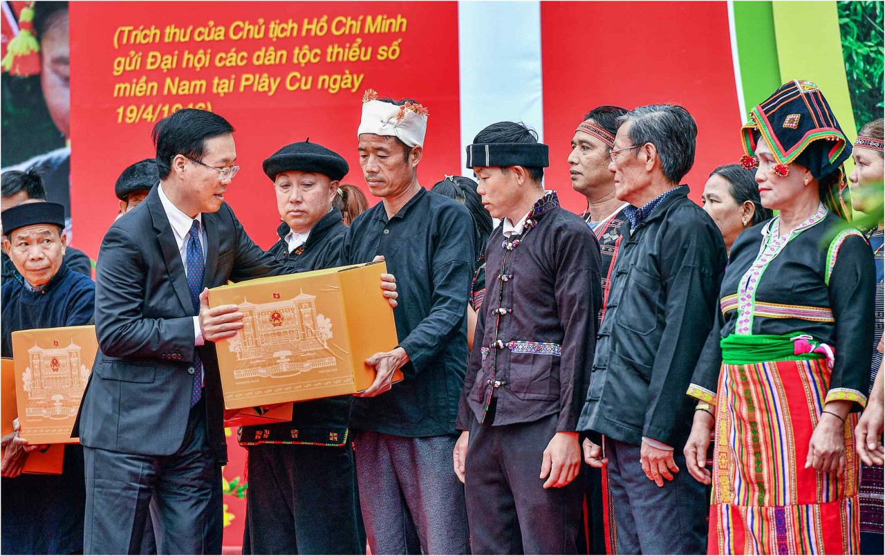 Chủ tịch nước Võ Văn Thưởng tặng quà bà con các dân tộc . (Ảnh: Thanh Hà) Chủ tịch nước Võ Văn Thưởng tặng quà bà con các dân tộc . (Ảnh: Thanh Hà)