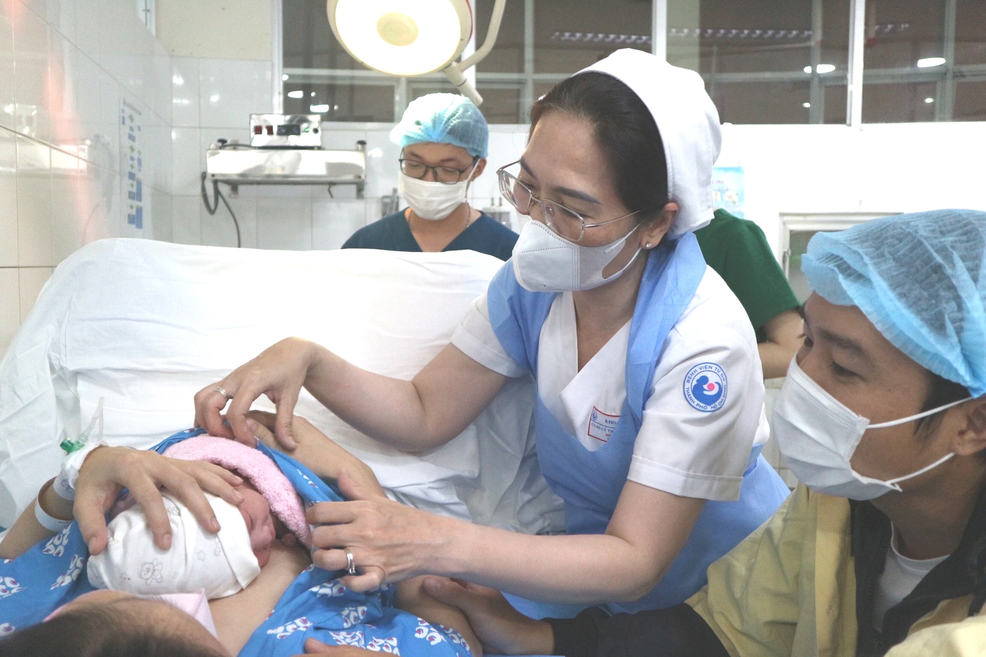 Những người đỡ đẻ đêm giao thừa năm Giáp Thìn 2024- Ảnh 1. Những người đỡ đẻ đêm giao thừa năm Giáp Thìn 2024- Ảnh 1.