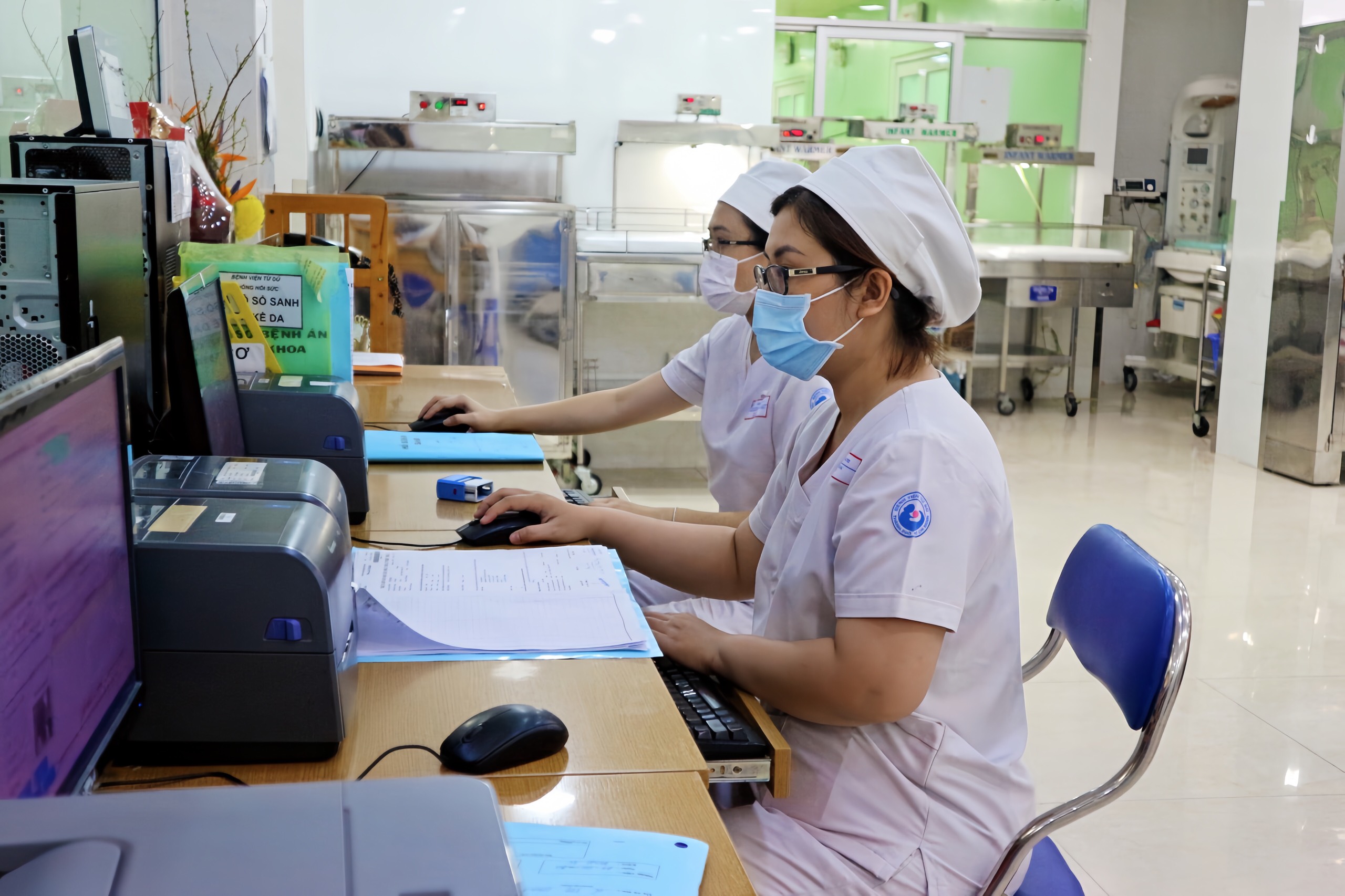 Những người đỡ đẻ đêm giao thừa năm Giáp Thìn 2024- Ảnh 3. Những người đỡ đẻ đêm giao thừa năm Giáp Thìn 2024- Ảnh 3.