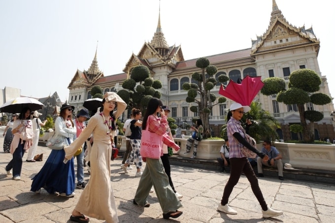 Khách Trung Quốc đến thăm Hoàng Cung Thái Lan ở Bangkok hôm 29/1. Ảnh: EPA-EFE