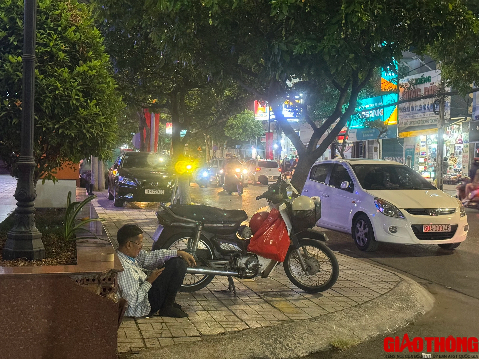 Những phận người tất bật mưu sinh đêm Giao thừa- Ảnh 1. Những phận người tất bật mưu sinh đêm Giao thừa- Ảnh 1.