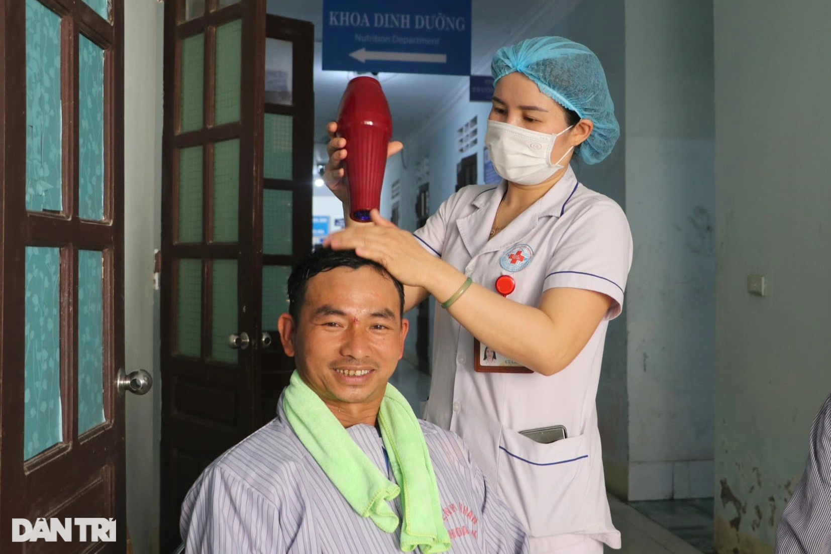 Nữ điều dưỡng gội đầu cho bệnh nhân - 1 Nữ điều dưỡng gội đầu cho bệnh nhân - 1