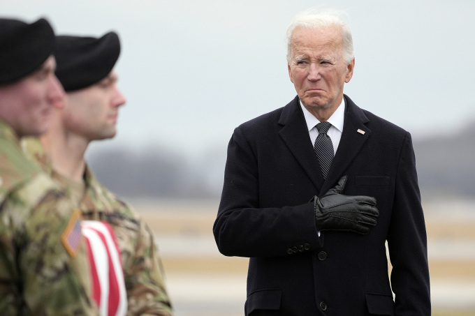 Tổng thống Mỹ Joe Biden có mặt tại lễ đón thi hài, ngày 2/2. Ảnh: AP