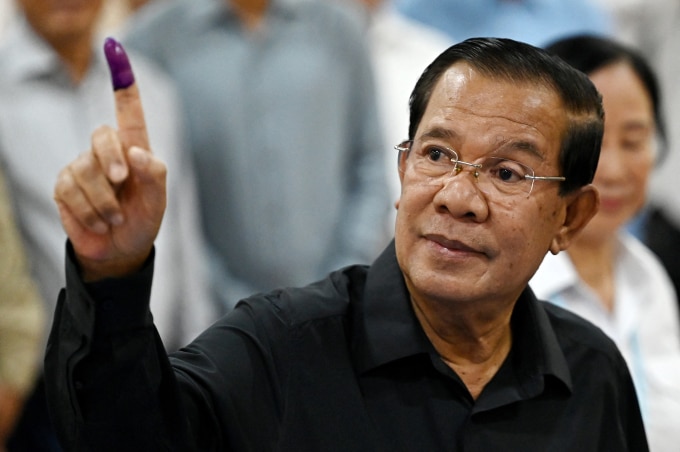 Ông Hun Sen đi bầu tại một điểm bỏ phiếu trong cuộc bầu cử Thượng viện ở thành phố Takhmao, tỉnh Kandal, ngày 25/2. Ảnh: AFP