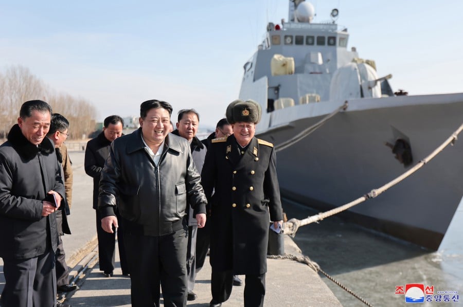 Ông Kim thị sát xưởng đóng tàu chiến, Hàn Quốc nói Triều Tiên vừa phóng tên lửa- Ảnh 1.