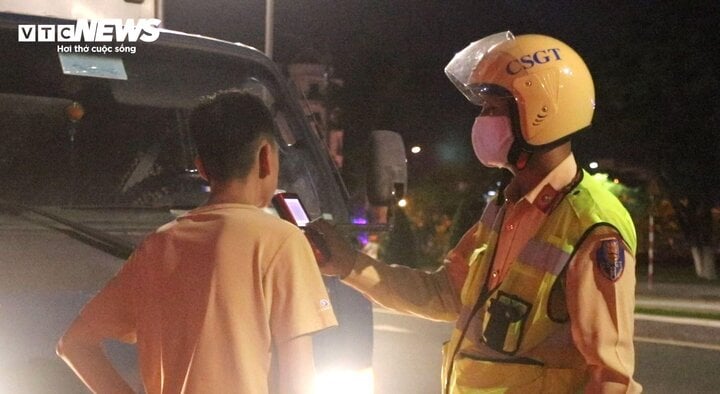 Cảnh sát Giao thông Công an TP Đà Nẵng kiểm tra nồng độ cồn tài xế ô tô. (Ảnh: Xuân Tiến)
