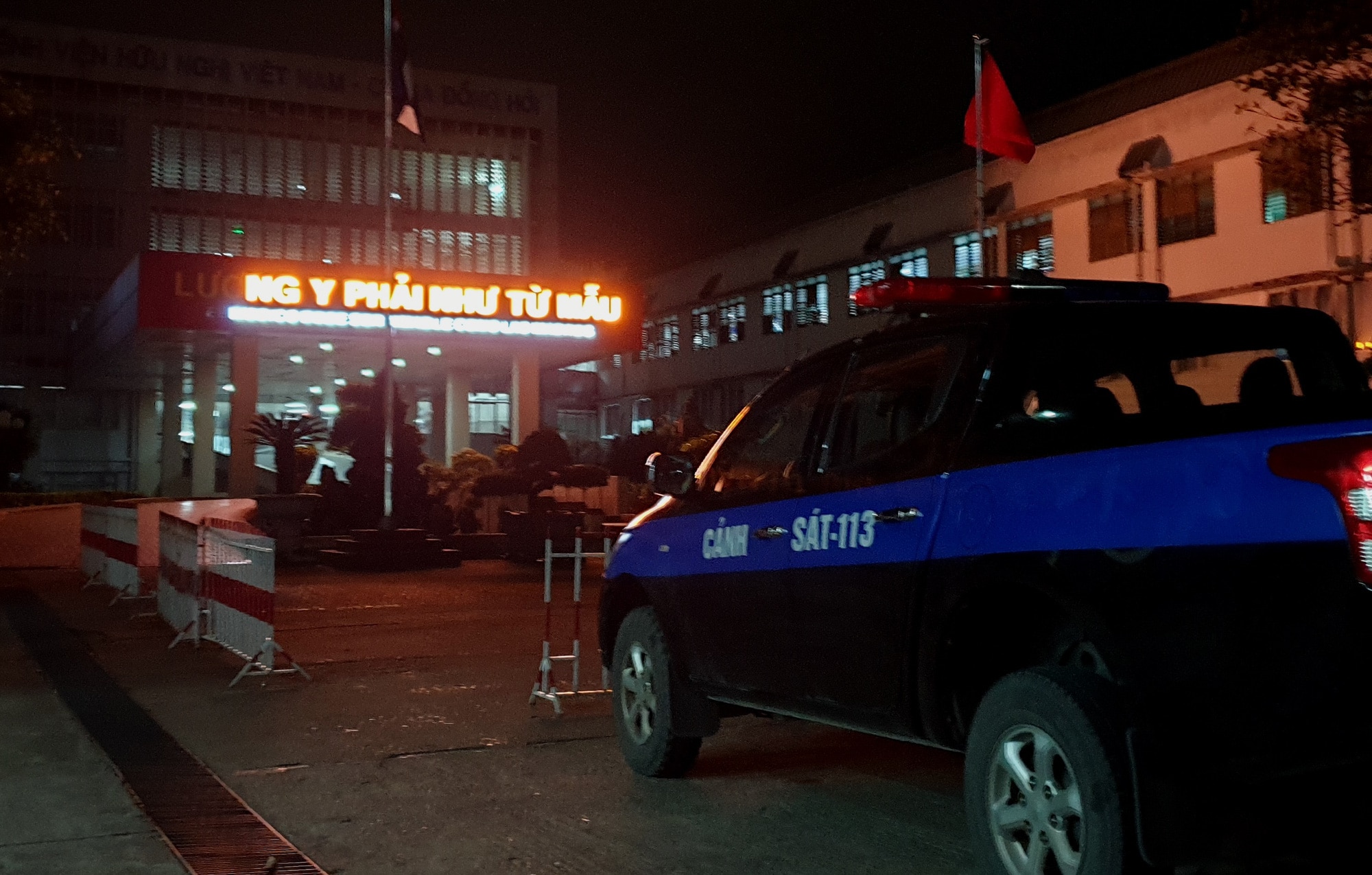 Lực lượng công an khám xét trong khuôn viên Bệnh viện Hữu nghị Việt Nam - Cuba Đồng Hới lúc 23h tối 26-2 - Ảnh: QUỐC NAM