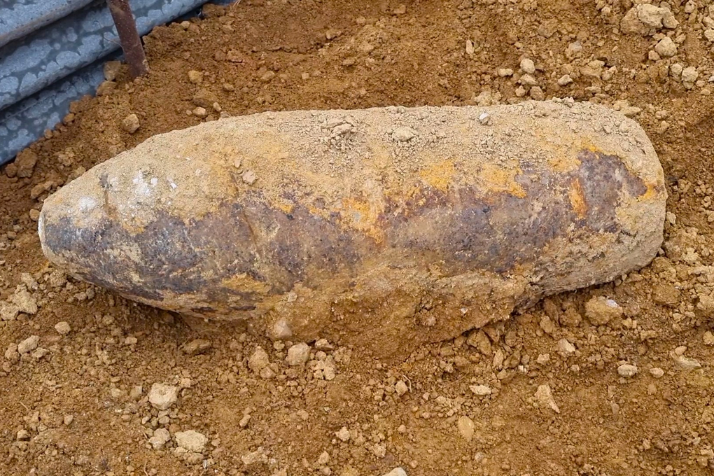 Phát hiện quả bom nặng hơn 3 tạ còn nguyên kíp nổ khi đào móng nhà - 1 Phát hiện quả bom nặng hơn 3 tạ còn nguyên kíp nổ khi đào móng nhà - 1