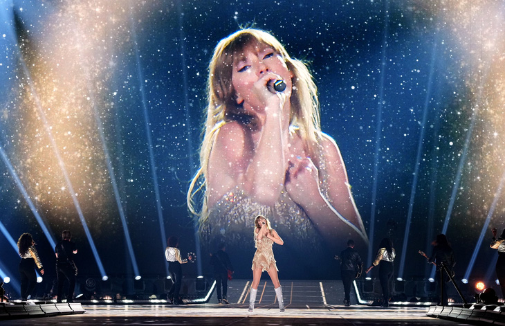 Phim The Eras Tour của Taylor Swift hướng đến đối tượng khán giả là người hâm mộ - Ảnh: Taylor Swift Productions Phim The Eras Tour của Taylor Swift trở thành hiện tượng phòng vé ngay từ khi vừa công chiếu